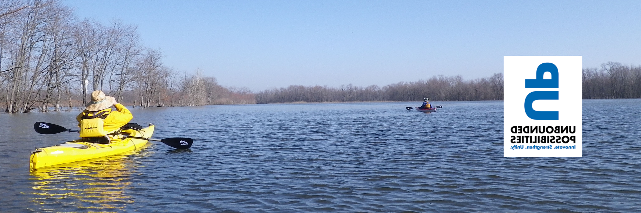 两个人在wabashhiki的皮划艇上的图像，图像的左侧有一个无限可能性的标志